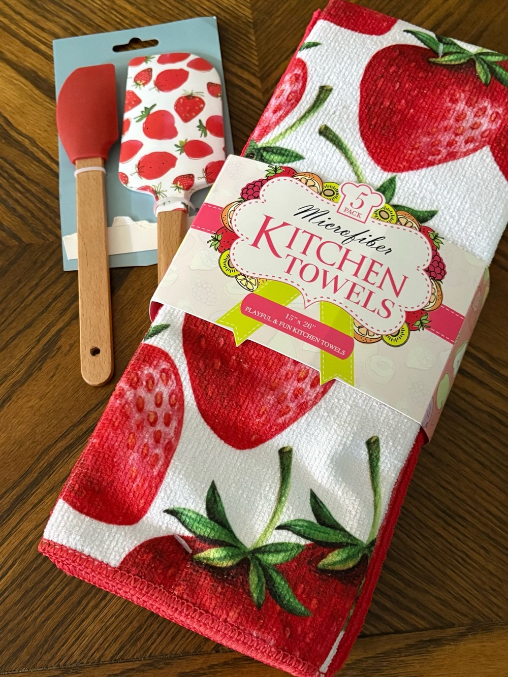 Set 5 Strawberry Microfiber Kitchen Towels and 2 Strawberry Spatulas - NEW